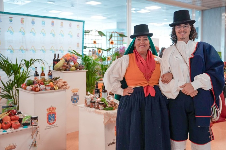 El Cabildo difunde la indumentaria tradicional en el Aeropuerto del Sur con motivo del Día Mundial del Turismo