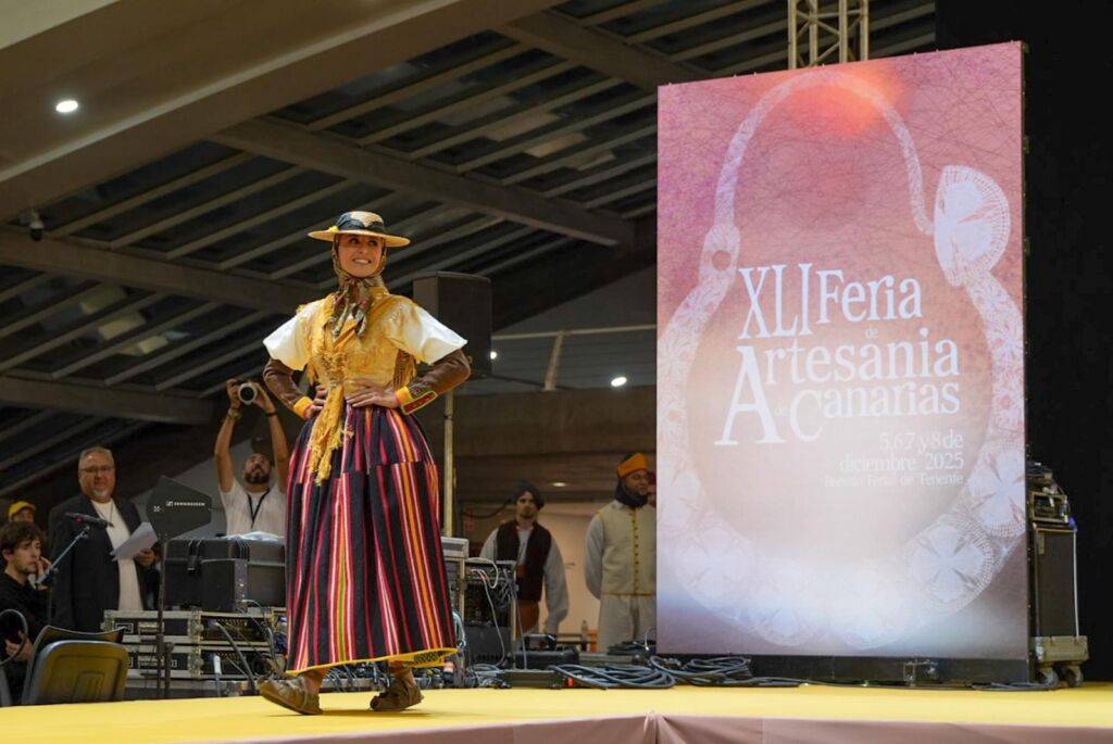 La indumentaria tradicional canaria cobra protagonismo en la Feria Regional de Artesanía