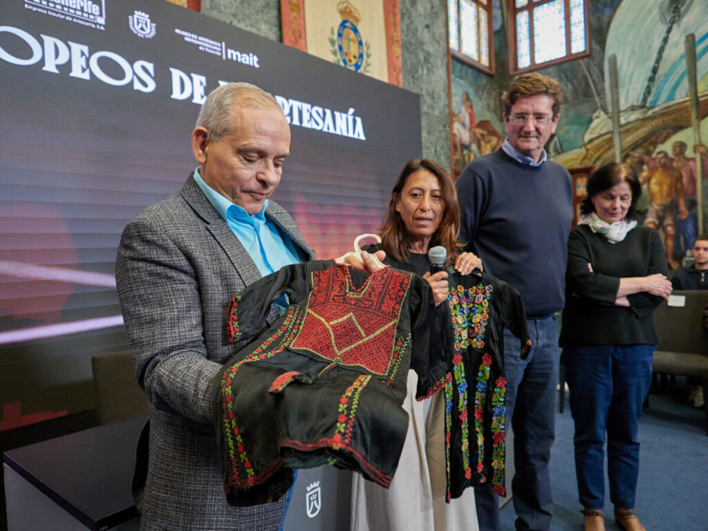 El Cabildo recibe una donación de dos prendas infantiles de indumentaria tradicional palestina