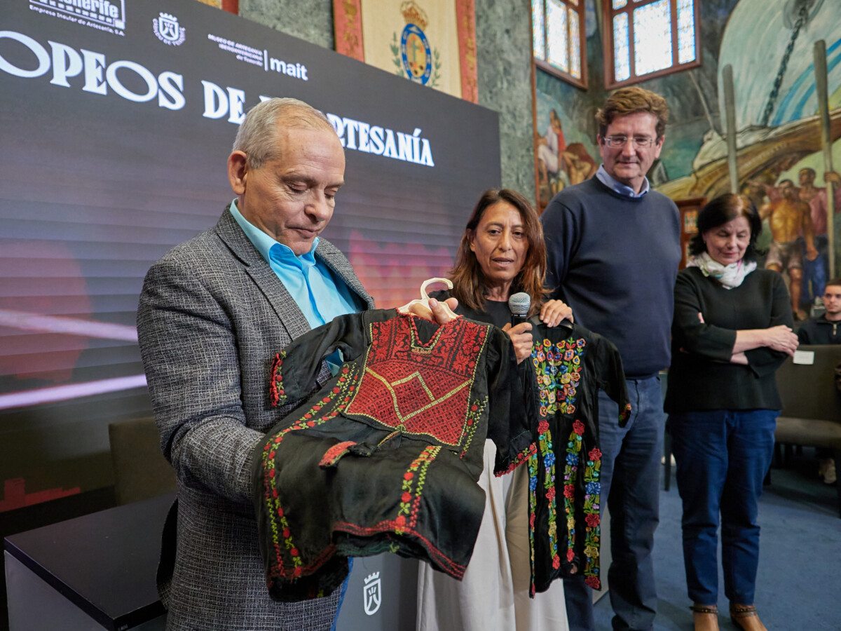 El Cabildo recibe una donación de dos prendas infantiles de indumentaria tradicional palestina