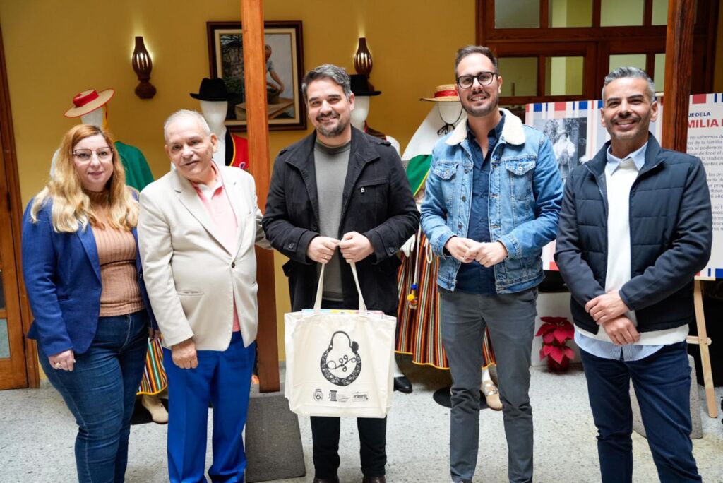 El Cabildo de Tenerife difunde los valores de la indumentaria tradicional con una nueva muestra en La Guancha