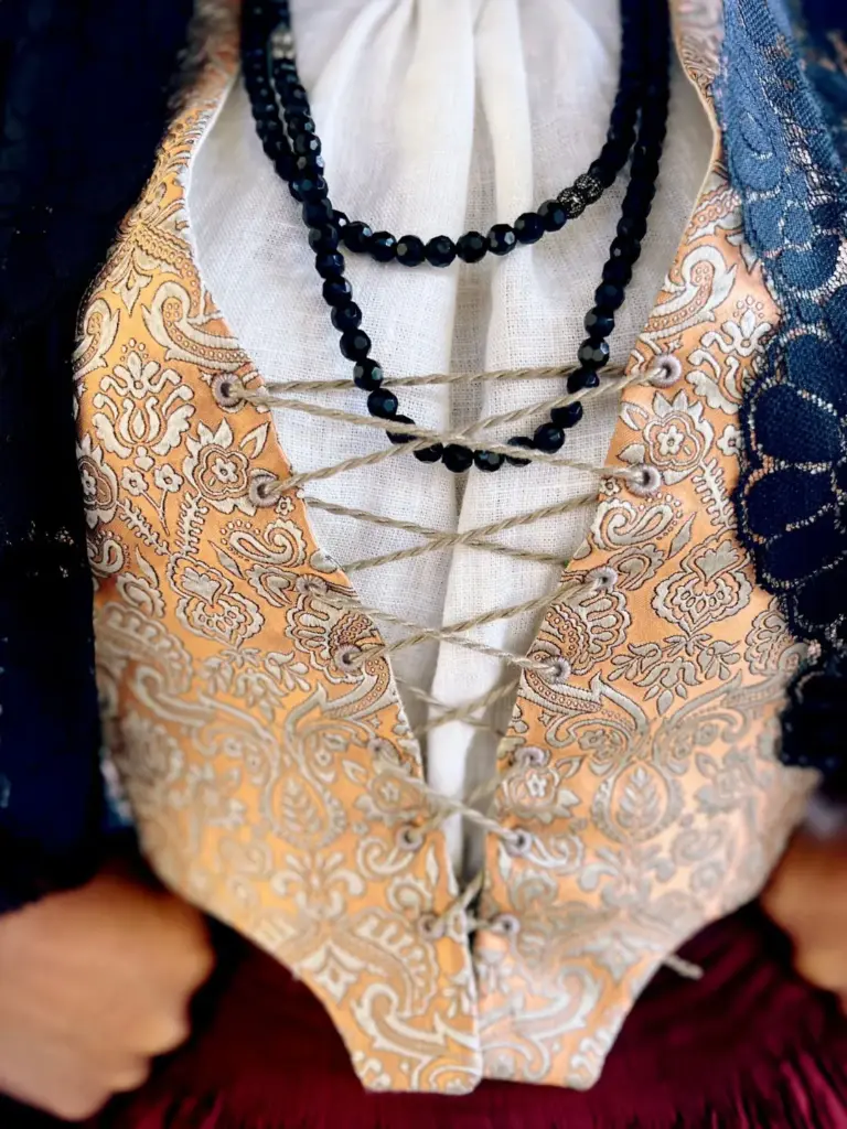 La mantilla y la basquiña, símbolos de elegancia y distinción en la tradición canaria